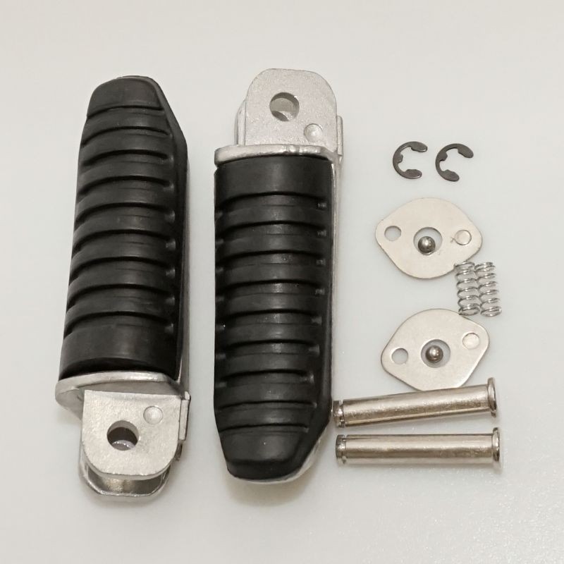 Zestaw podnóżków pasażera BIKETEC PARTS do Suzuki GSF/GSX 400 '91-97, GSF 600/1200 '96-00, GSX