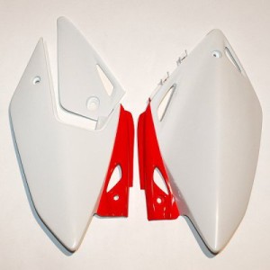UFO BOCZKI TYLNE HONDA CRF 250X '04-17 KOLOR OEM (BIAŁY/CZERWONY)
