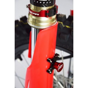 Blokada amortyzatorów do startu Honda CRF, Kawasaki KX KXF, Suzuki RMZ - czerwono-czarny