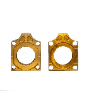 Napinacz tyłnej osi Kawasaki KX/KXF '04-'14, Suzuki RMZ '04-'14 - kolor złoty