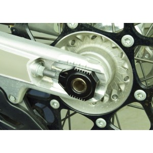 Napinacz tylnego osi do KTM 125 - 450 SX/SXF '23-'25, 250 - 500 EXCF '24-'25, 250 - 450 XCF '23-'25 - kolor czarny