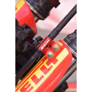 Uchwyt (mocowanie) przewodu hamulcowego przód do Yamaha Honda Kawasaki Suzuki Fantic - kolor czerwony