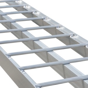 BIKETEC UNIWERSALNA RAMPA NAJAZDOWA ALUMINIOWA KRATOWNICOWA MOTOCYKL / ATV 226 X 30,5 CM, MAX. 340 KG KOLOR SREBRNY